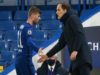 L'entraîneur allemand de Chelsea, Thomas Tuchel (d), félicite son attaquant Timo Werner lors de la demi-finale retour de la Ligue des champions contre le Real Madrid, à Londres, le 5 mai 2021 - Glyn KIRK [AFP]