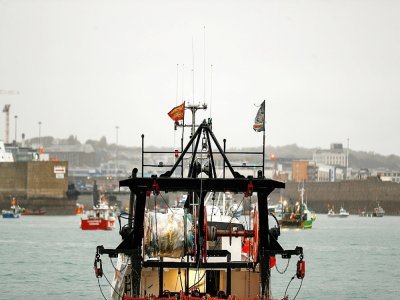 Des bateaux de pêche français protestent contre des restrictions de pêche dans les eaux britanniques devant le port de Saint-Helier, à Jersey, le 6 mai 2021 - Sameer Al-DOUMY [AFP]