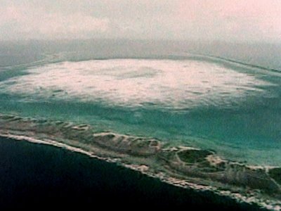 Photo prise le 28 janvier 1996 sur écran télé de l'essai nucléaire souterrain français dans l'atoll de Fangataufa, en Polynésie française - MARCEL MOCHET [AFP/Archives]
