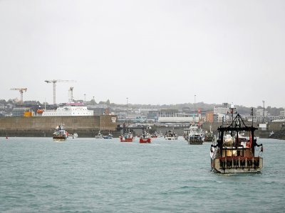 Des bateaux de pêche français manifestent devant le port de Saint Helier sur l'île de Jersey le 6 mai 2021. - Sameer Al-DOUMY [AFP]