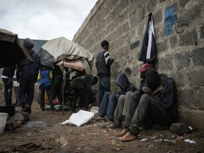 Des toxicomanes sur un terrain vague dans un bidonville de Nairobi, le 22 janvier 2021 - Yasuyoshi CHIBA [AFP]