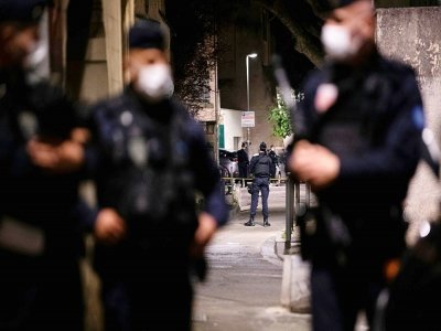 Déploiement de police à Avignon le 5 mai 2021 après le meurtre d'un agent lors d'une intervention - CLEMENT MAHOUDEAU [AFP]