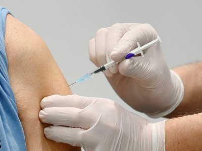 Un homme reçoit une dose du vaccin anti-Covid19, Pfizer-BioNTech, le 18 mars 2021 dans un centre de vaccination à Nuremberg - Christof STACHE [AFP/Archives]