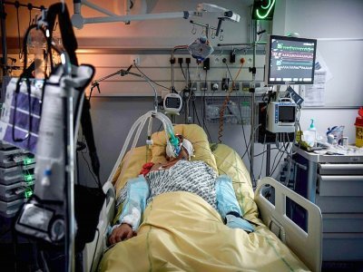 Un patient atteint du Covid-19 en réanimation à l'hôpital de l'AP-HP Louis Mourier à Colombes, près de Paris, dans la nuit du 4 au 5 mai 2021 - ALAIN JOCARD [AFP]