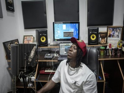 Stonebwoy dans son studio d'enregistrement à Accra le 25 mars 2021 - CRISTINA ALDEHUELA [AFP]