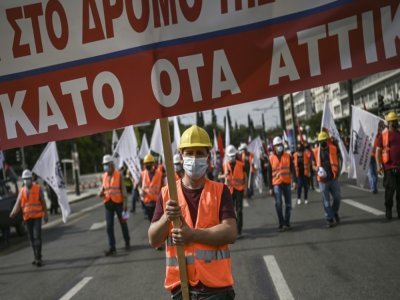 Manifestation à Athènes le 6 mai 2021 contre une réforme du travail controversée qui assouplit la réglementation sur le temps de travail - Aris MESSINIS [AFP]