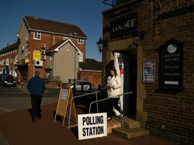 Un pub provisoirement converti en bureau de vote à Hartlepool, dans les nord-est de l'Angleterre, le 6 mai 2021 - Oli SCARFF [AFP]