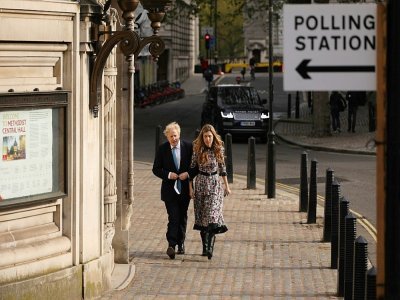 Boris Johnson et sa compagne Carrie Symonds arrivent au bureau de vote le 6 mai 2021 à Londres - - [AFP]