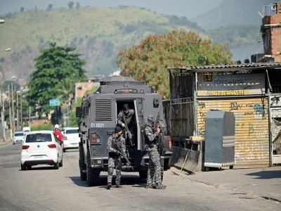 Des policiers participant à l'opération antidrogue ayant eu lieu à Jacarezinho, favela dans le nord de Rio, le 6 mai 2021. - MAURO PIMENTEL [AFP]