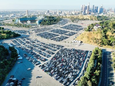 Des voitures de location au Dodgers Stadium de Los Angeles, en Californie, le 20 mai 2020 - MARIO TAMA [GETTY IMAGES NORTH AMERICA/AFP/Archives]