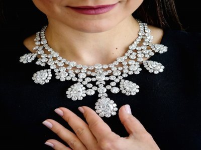 Un collier de diamants Harry Winston, datant de 1973, présenté le 6 mai 2021 chez Sotheby's à Genève avant une vente aux enchères - Fabrice COFFRINI [AFP]