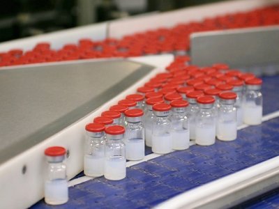 Une ligne de production du vaccin Moderna, le 22 avril 2021 à Monts, en France - GUILLAUME SOUVANT [AFP/Archives]