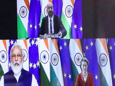 Le Premier ministre indien Narendra Modi (g) en visioconférence avec le président du Conseil européen Charles Michel et la présidente de la Commission européenne Ursula von der Leyen (d), le 15 juillet 2020 à Bruxelles - YVES HERMAN [POOL/AFP/Archives]