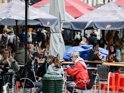 Des clients à la terrasse d'un café, le 8 mai 2021 à Bruxelles - Kenzo TRIBOUILLARD [AFP]