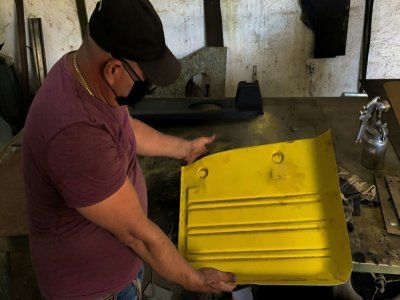 Pedro Manso vérifie une pièce de carrosserie dans son atelier de Placetas, dans la province de Villa Clara, le 24 avril 2021 à Cuba - ADALBERTO ROQUE [AFP]