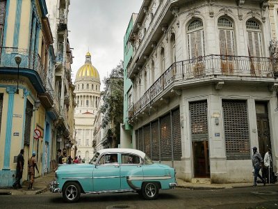 Une vieille voiture américaine dans une rue de La Havane, le 3 mai 2021 à Cuba - YAMIL LAGE [AFP]