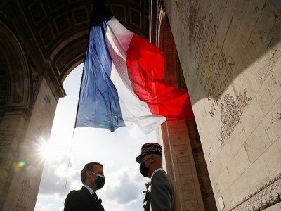 Le chef de l'Etat Emmanuel Macron s'entretient avec le général Francois Lecointre, chef d'état-major des Armées, sous l'Arc de Triomphe à Paris, lors de la cérémonie commémorant le 76ème anniversaire de la Victoire du 8 mai 1945 - CHRISTIAN HARTMANN [POOL/AFP]
