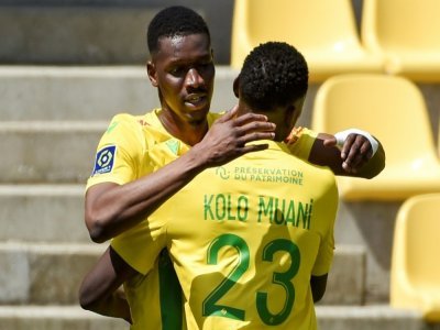 La joie des attaquants de Nantes, le Malien Kalifa Coulibaly et le Congolais Randal Kolo Muani, buteurs contre Bordeaux, lors de leur match de L1, le 8 mai 2021 au stade de La Beaujoire - Sebastien SALOM-GOMIS [AFP]