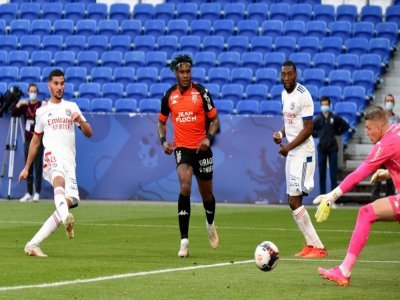 Le milieu de terrain de Lyon, Houssem Aouar, ouvre le score contre Lorient, lors de leur match de L1, le 8 mai 2021 au Groupama Stadium à Décines-Charpieu - JEAN-PHILIPPE KSIAZEK [AFP]