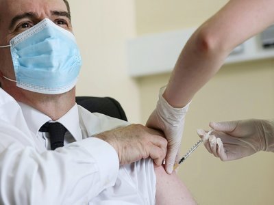 Le Premier ministre lui-même s'est fait vacciner contre le Covid-19 avc le sérum d'AstraZeneca le 19 mars 2021 à Saint-Mandé près de Paris - Thomas COEX [POOL/AFP/Archives]