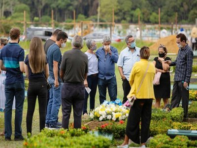 Des proches participent à l'enterrement d'une personne décédée du coronavirus à Manaus, au Brésil,le 7 mai 2021 - Michael DANTAS [AFP]