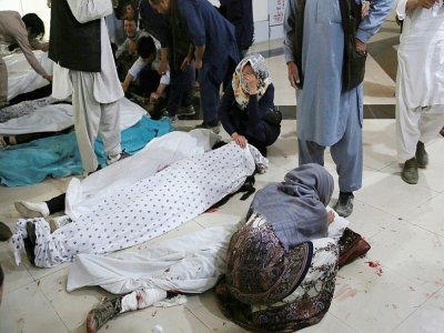 Des parents des victimes d'un attentat contre une école  pleurent devant leurs corps, le 8 mai 2021 à Kaboul, en Afghanistan - ZAKERIA HASHIMI [AFP]