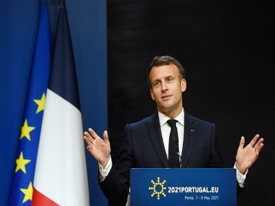 Le président français Emmanuel Macron en conférence de presse, lors du sommet social des 27, le 8 mai 2021 à Porto, au Portugal - MIGUEL RIOPA [POOL/AFP]