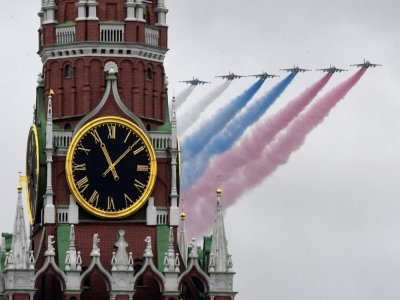Des avions Soukhoï Su-25 en démonstration lors de la Parade annuelle du Jour de la victoire sur l'Allemagne nazie, le 9 mai 2021 à Moscou - Alexander NEMENOV [AFP]