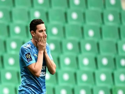 Le dépit de l'attaquant de Marseille, Florian Thauvin, après la défaite à l'issue du match de Ligue 1 à Saint-Etienne, le 9 mai 2021 - JEFF PACHOUD [AFP]