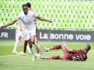 Le milieu de terrain de Nîmes, Lamine Fomba, ouvre le score face à Metz, lors de leur match de L1, le 9 mai 201 au stade Saint-Symphorien à Longeville-lès-Metz - JEAN-CHRISTOPHE VERHAEGEN [AFP]