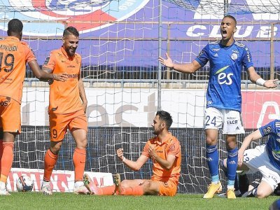 La joie des attaquants strabourgeois, l'Algérien Andy Delort (g) et le Français Gaëtan Laborde, après un but marqué contre Strasbourg, lors de leur match de L1, le 9 mai 2021 au stade de La Meinau - PATRICK HERTZOG [AFP]