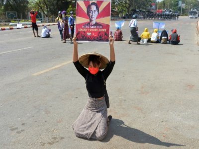 Une manifestante brandit une image de la cheffe du gouvernement civil de Birmanie,  Aung San Suu Kyi, le 16 février 2021 - STR [AFP/Archives]