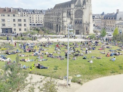 Les manifestants ont effectué un "dying" (ils se sont mis en position du mort) sur l'esplanade du château en fin de manifestation. - Mathieu Marie