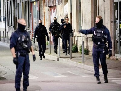 Des policiers sur les lieux du meurtre d'un de leurs collègues lors d'une opération anti-stupéfiants à Avignon, le 5 mai 2021 - CLEMENT MAHOUDEAU [AFP/Archives]