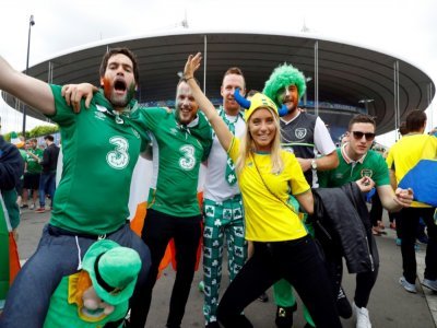 Supporters irlandais et suédois avant un match de l'Euro-2016 au Stade de France le 13 juin 2016 - PATRICK KOVARIK [AFP/Archives]