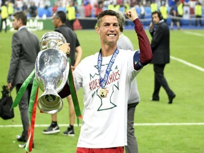 Cristiano Ronaldo avec le trophée de l'Euro après la victoire du Portugal en finale de l'édition 2016 contre la France le 10 juillet 2016 au Stade de France - MARTIN BUREAU [AFP/Archives]