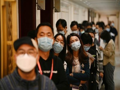 Des journalistes font la queue pour obtenir une copie du rapport sur le recensement chinois le 11 mai 2021 à Pékin - Noel Celis [AFP]
