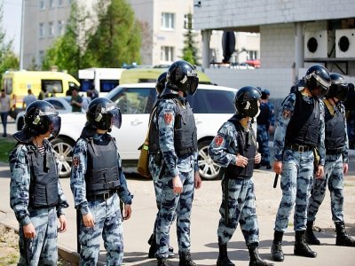 Des policiers devant une école après une fusillade, le 11 mai 2021 à Kasan, dans le centre de la Russie - Roman Kruchinin [AFP]