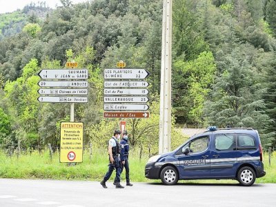 Des gendarmes à un carrefour près du village des Plantiers, dans les Cévennes, le 11 mai 2021 - Sylvain THOMAS [AFP]