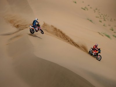 Le motard anglais Sam Sunderland (KTM) devant l'Américain Skyler Howes sur les dunes du dernier Dakar, le 14 janvier 2021 vers Yanbu - FRANCK FIFE [AFP/Archives]