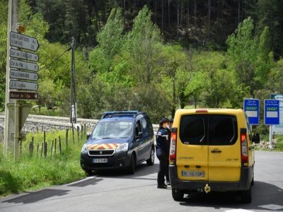 Des gendarmes contrôlent un carrefour près du village des Plantiers, dans les Cévennes, le 11 mai 2021 - Sylvain THOMAS [AFP]