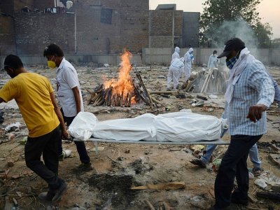 Des proches assistent à la crémation d'une personne décédée du Covid-19 au crematorium de New Delhi le 11 mai 2021 - Arun SANKAR [AFP]