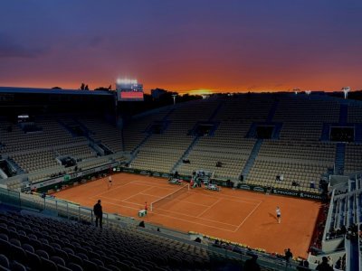 Vue générale du court Suzanne-Lenglen à la tombée de la nuit à Roland-Garros le 2 octobre 2020 à Paris - MARTIN BUREAU [AFP/Archives]