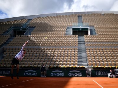 Alexander Zverev au service huitièmes de finale de Roland-Garros sur le court Suzanne-Lenglen sans public le 4 octobre 2020 à Paris - Anne-Christine POUJOULAT [AFP/Archives]