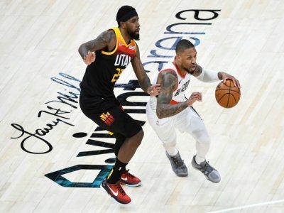 Damian Lillard des Portland Trail Blazers déborde Royce O'Neale du Utah Jazz en NBA le 12 mai 2021 à la Vivint Smart Home Arena à Salt Lake City - Alex Goodlett [GETTY IMAGES NORTH AMERICA/AFP]