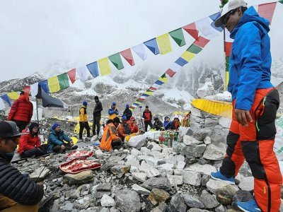 Des membres d'une expédition au camp de base de l'Everest, le 2 mai 2021 au Népal - PRAKASH MATHEMA [AFP/Archives]