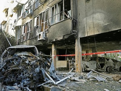 Un immeuble détruit par une roquette tirée depuis la bande de Gaza, le 13 mai 2021 à Petah Tikva, en Israël - Gil COHEN-MAGEN [AFP]