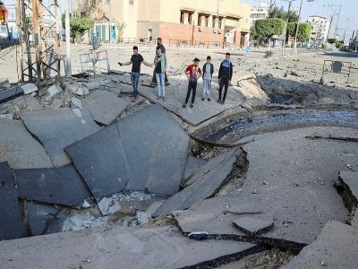 Une route défoncée par une frappe israélienne, le 13 mai 2021 à Gaza - MAHMUD HAMS [AFP]