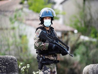 Gendarme mobile en patrouille le 12 mai 2021 dans le village des Plantiers - CLEMENT MAHOUDEAU [AFP]