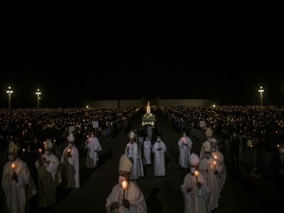 Procession aux flambeaux pendant le pèlerinage au sanctuaire marial de Fatima au Portugal le 12 mai 2021 - PATRICIA DE MELO MOREIRA [AFP]